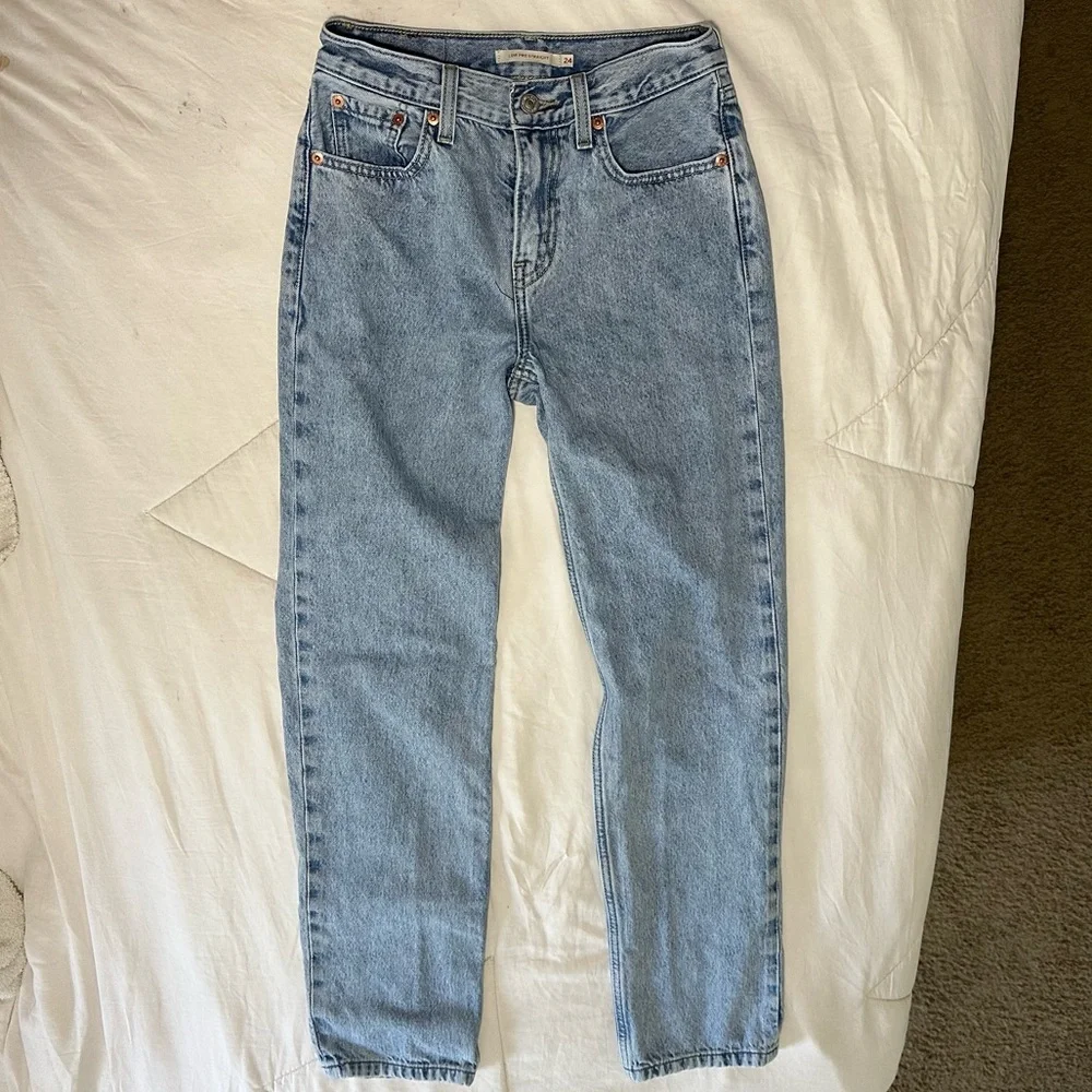 Light wash straight Levi’s jeans - Picture 1 of 6